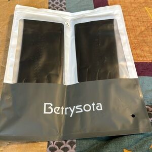 Betrysota Gloves Size Large NWT ♥️